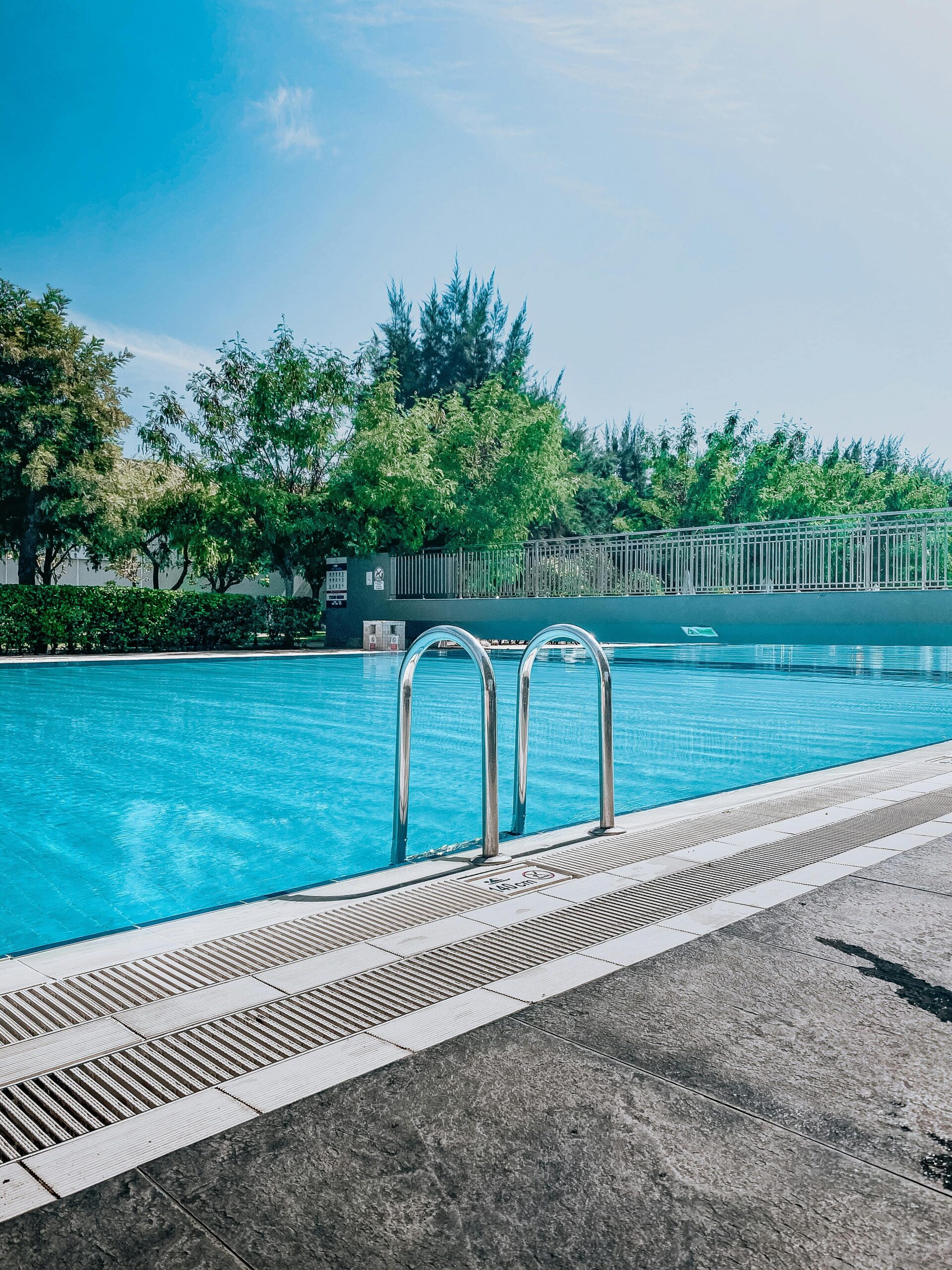 Piscine creusée prête pour la saison